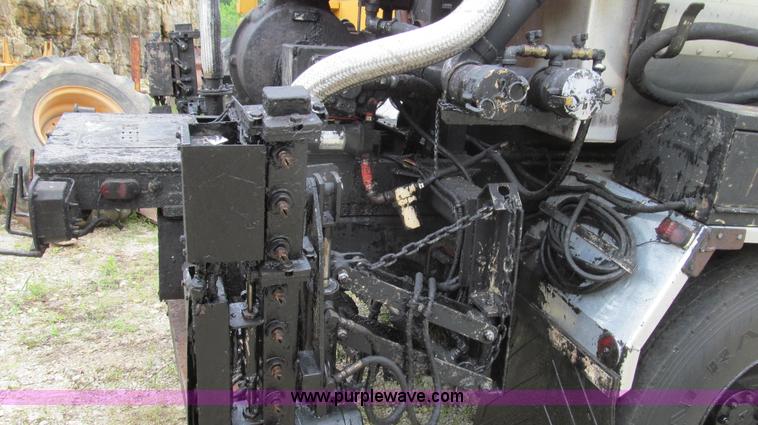 image for item E3970 1996 International 4900 oil distributor truck