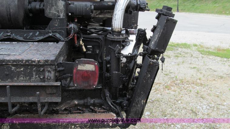 image for item E3970 1996 International 4900 oil distributor truck