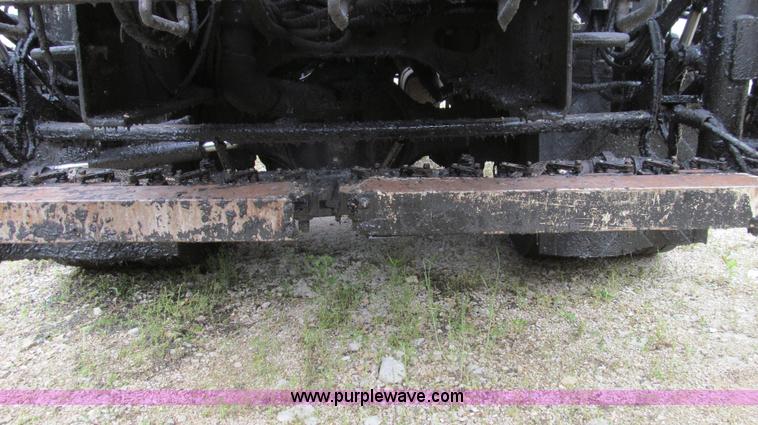 image for item E3970 1996 International 4900 oil distributor truck