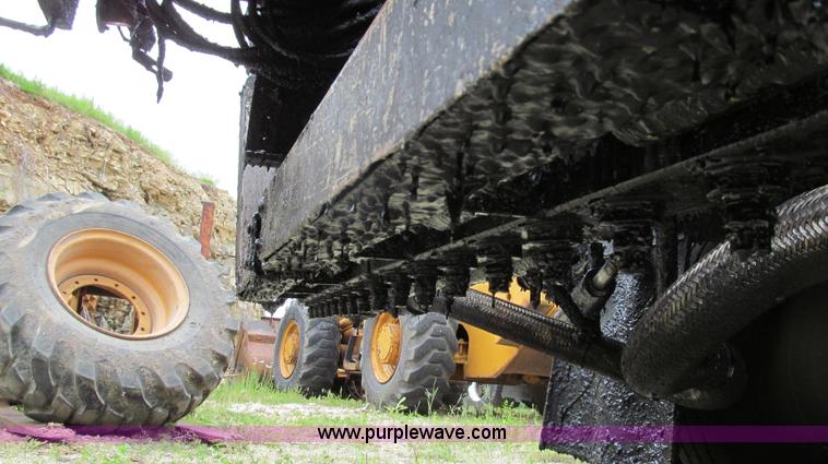 image for item E3970 1996 International 4900 oil distributor truck