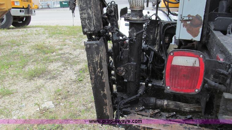 image for item E3970 1996 International 4900 oil distributor truck