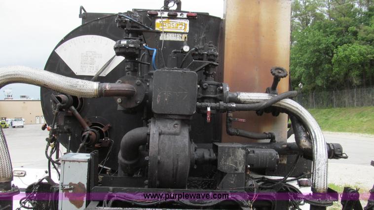 image for item E3970 1996 International 4900 oil distributor truck