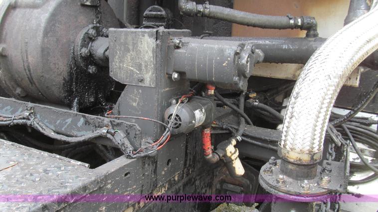 image for item E3970 1996 International 4900 oil distributor truck