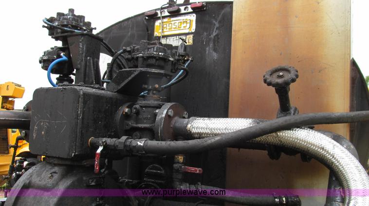 image for item E3970 1996 International 4900 oil distributor truck