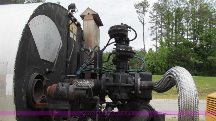 image for item E3970 1996 International 4900 oil distributor truck