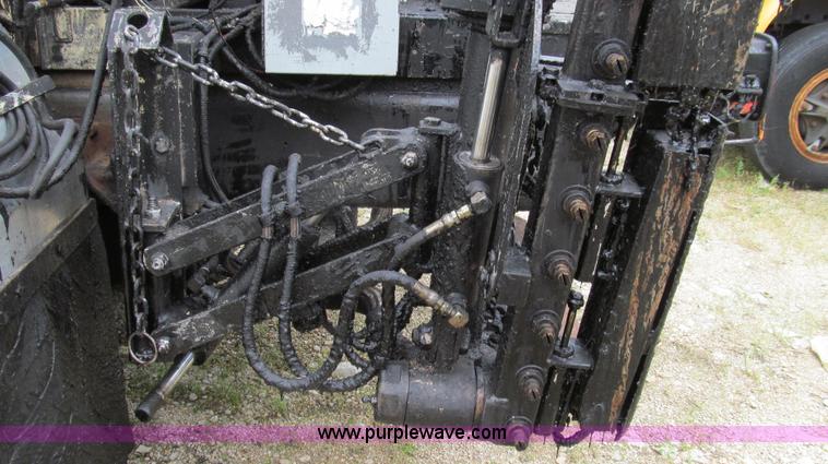 image for item E3970 1996 International 4900 oil distributor truck