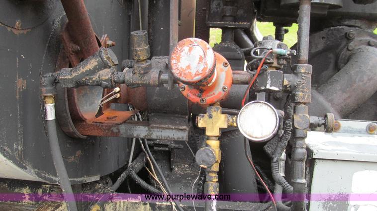 image for item E3970 1996 International 4900 oil distributor truck