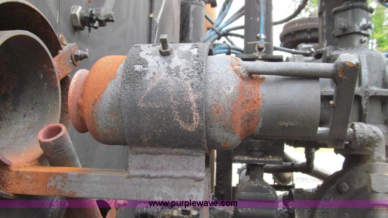 image for item E3970 1996 International 4900 oil distributor truck