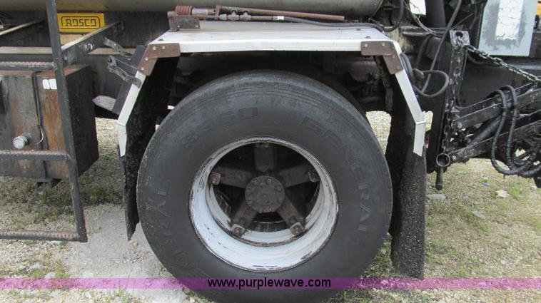 image for item E3970 1996 International 4900 oil distributor truck