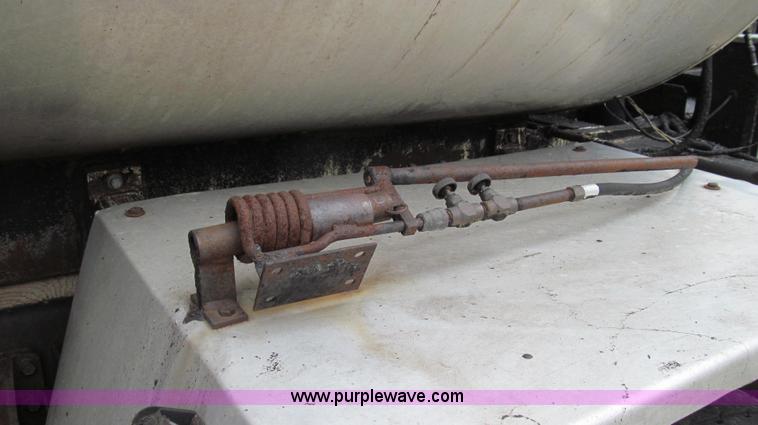 image for item E3970 1996 International 4900 oil distributor truck