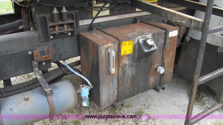 image for item E3970 1996 International 4900 oil distributor truck