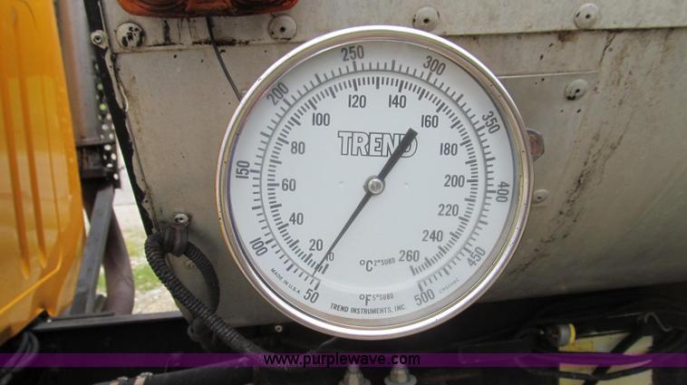 image for item E3970 1996 International 4900 oil distributor truck