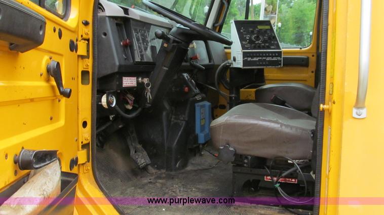 image for item E3970 1996 International 4900 oil distributor truck