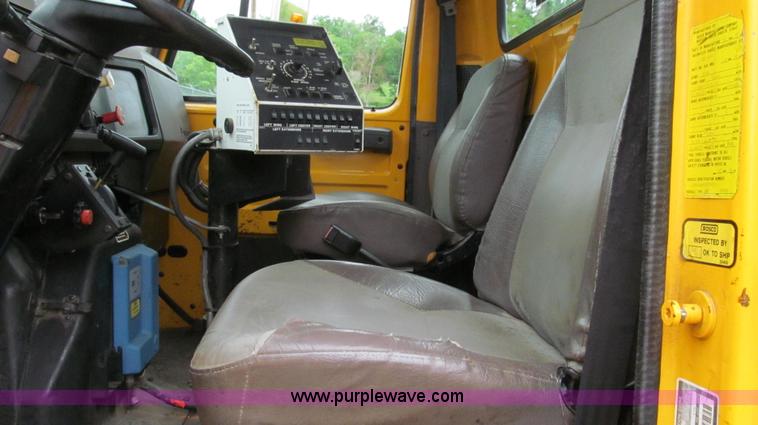 image for item E3970 1996 International 4900 oil distributor truck