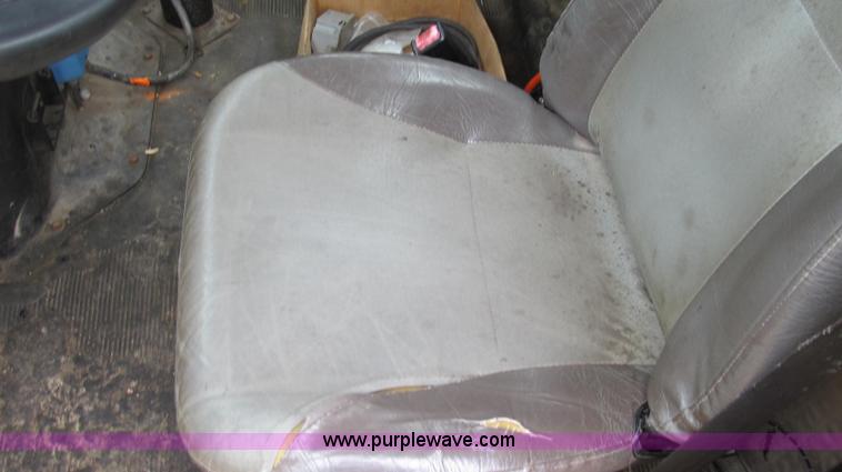 image for item E3970 1996 International 4900 oil distributor truck