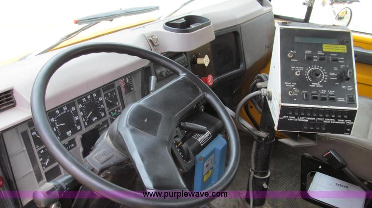 image for item E3970 1996 International 4900 oil distributor truck