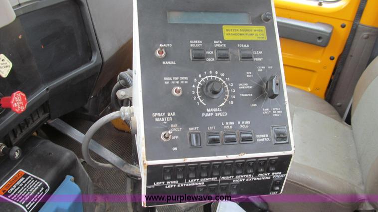 image for item E3970 1996 International 4900 oil distributor truck