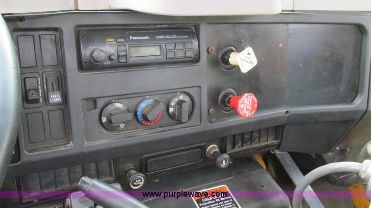 image for item E3970 1996 International 4900 oil distributor truck