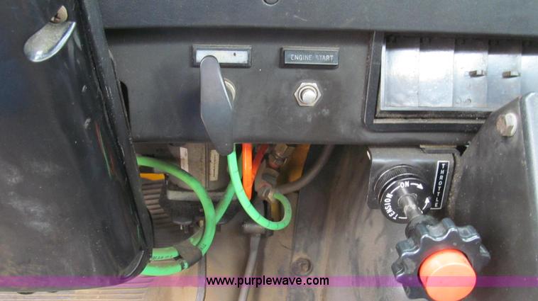 image for item E3970 1996 International 4900 oil distributor truck