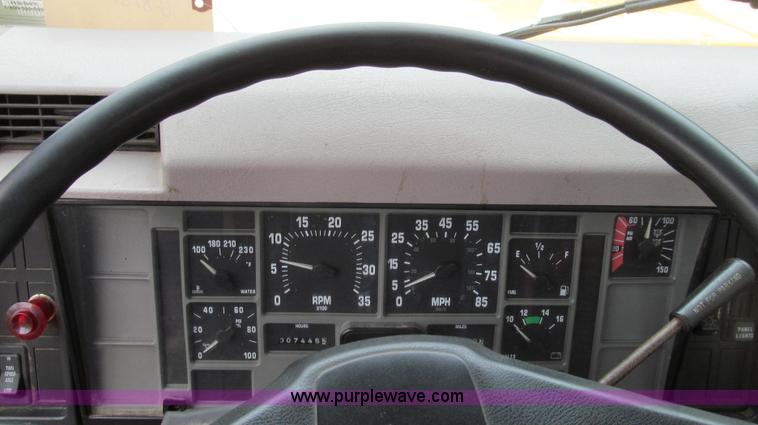 image for item E3970 1996 International 4900 oil distributor truck