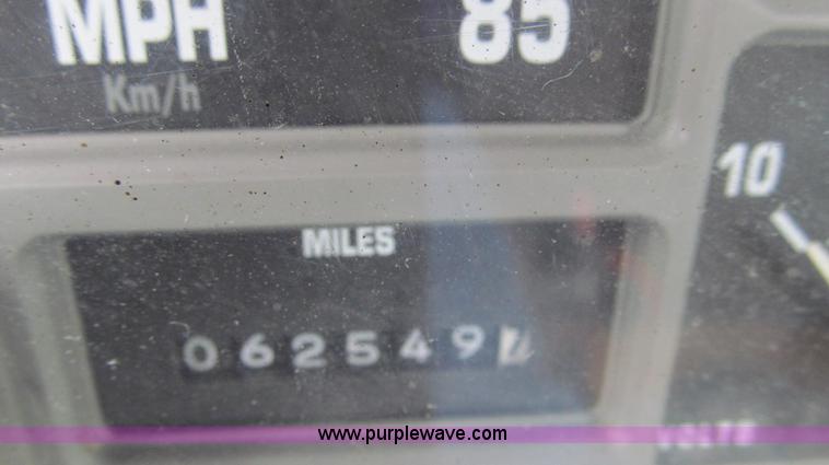 image for item E3970 1996 International 4900 oil distributor truck