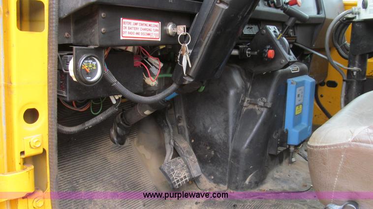 image for item E3970 1996 International 4900 oil distributor truck