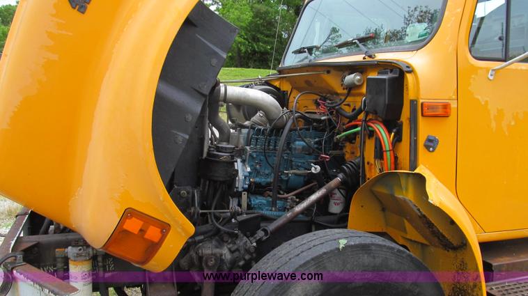 image for item E3970 1996 International 4900 oil distributor truck