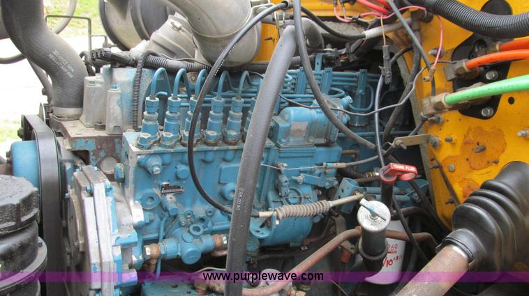 image for item E3970 1996 International 4900 oil distributor truck