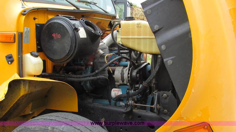 image for item E3970 1996 International 4900 oil distributor truck