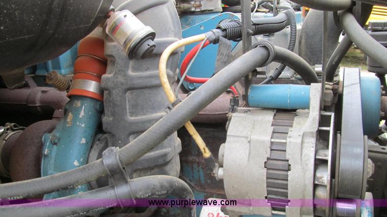 image for item E3970 1996 International 4900 oil distributor truck
