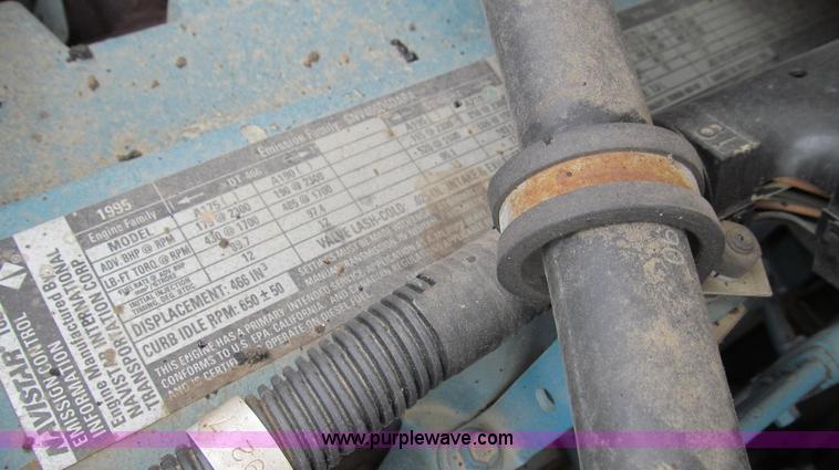 image for item E3970 1996 International 4900 oil distributor truck