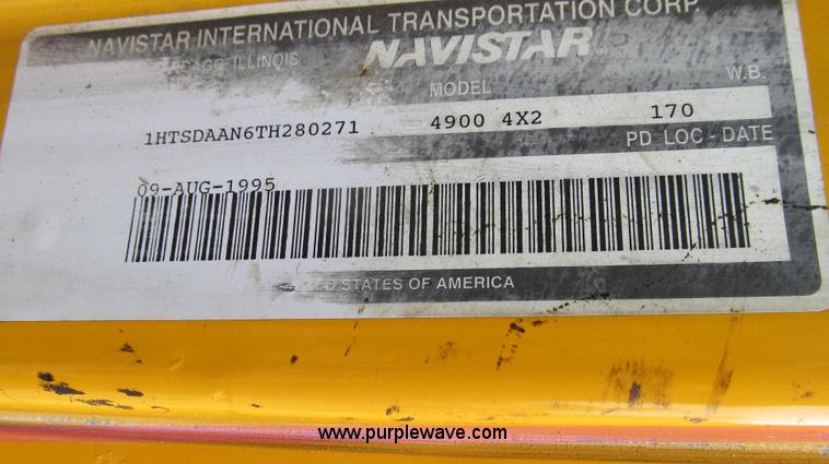 image for item E3970 1996 International 4900 oil distributor truck