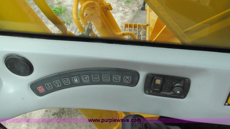 image for item E3978 2005 JCB JS160NC excavator