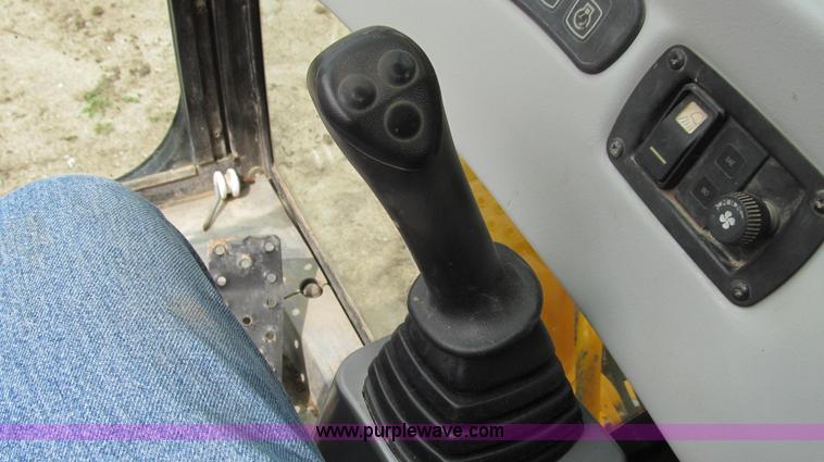 image for item E3978 2005 JCB JS160NC excavator