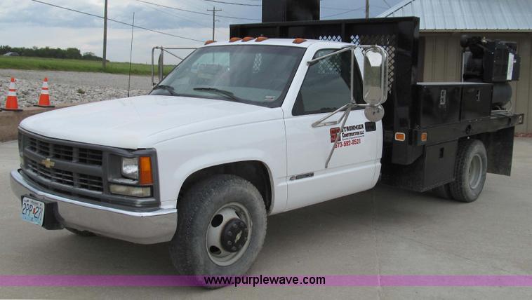 image for item E3981 2000 Chevrolet 3500 utility truck