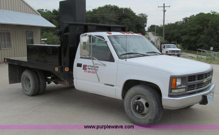 image for item E3981 2000 Chevrolet 3500 utility truck