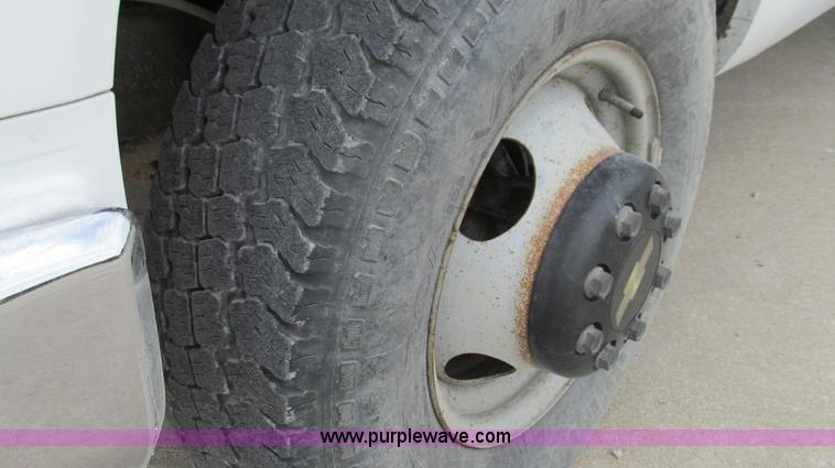 image for item E3981 2000 Chevrolet 3500 utility truck