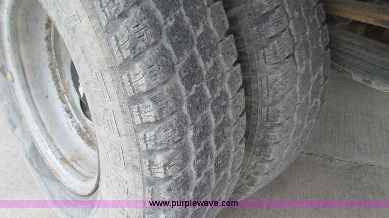 image for item E3981 2000 Chevrolet 3500 utility truck