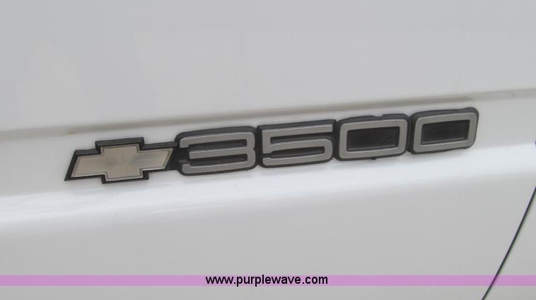image for item E3981 2000 Chevrolet 3500 utility truck