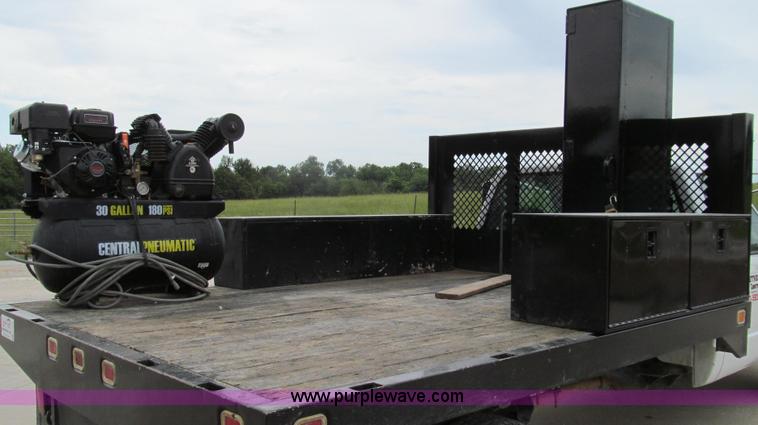 image for item E3981 2000 Chevrolet 3500 utility truck