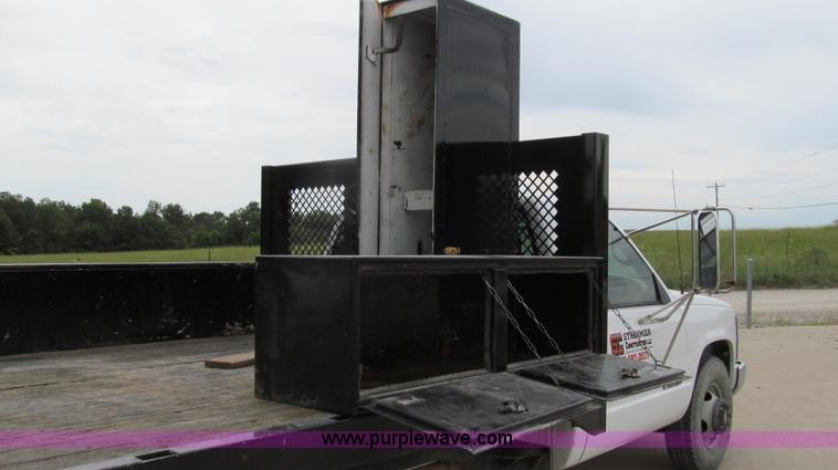 image for item E3981 2000 Chevrolet 3500 utility truck