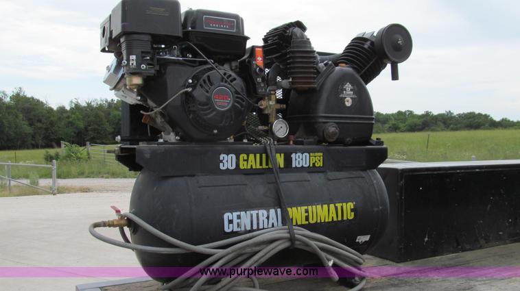 image for item E3981 2000 Chevrolet 3500 utility truck