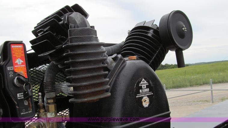 image for item E3981 2000 Chevrolet 3500 utility truck