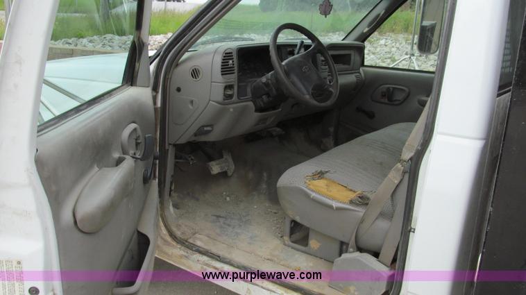 image for item E3981 2000 Chevrolet 3500 utility truck