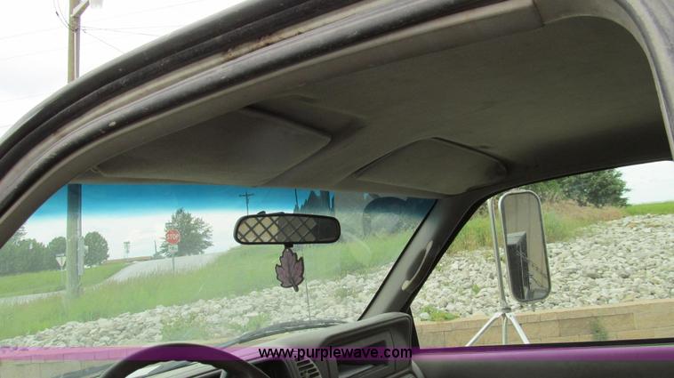 image for item E3981 2000 Chevrolet 3500 utility truck