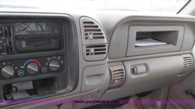 image for item E3981 2000 Chevrolet 3500 utility truck