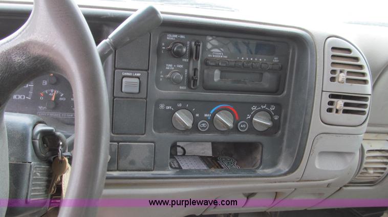 image for item E3981 2000 Chevrolet 3500 utility truck