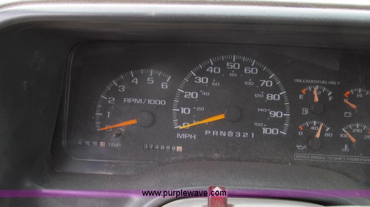 image for item E3981 2000 Chevrolet 3500 utility truck