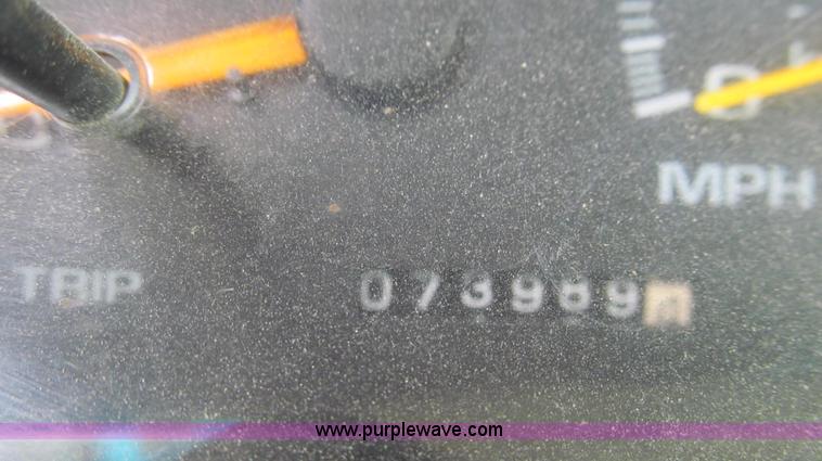 image for item E3981 2000 Chevrolet 3500 utility truck