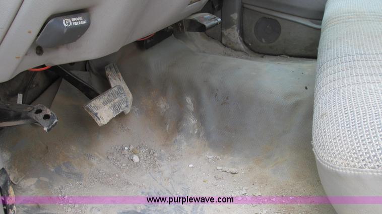 image for item E3981 2000 Chevrolet 3500 utility truck